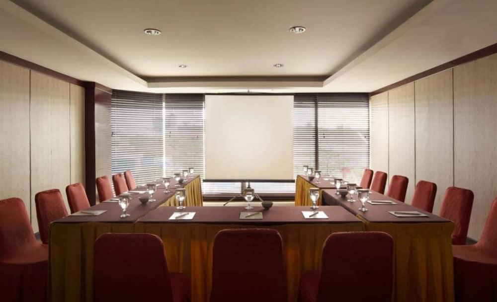 Hotel Santika Premiere Семаранг Экстерьер фото