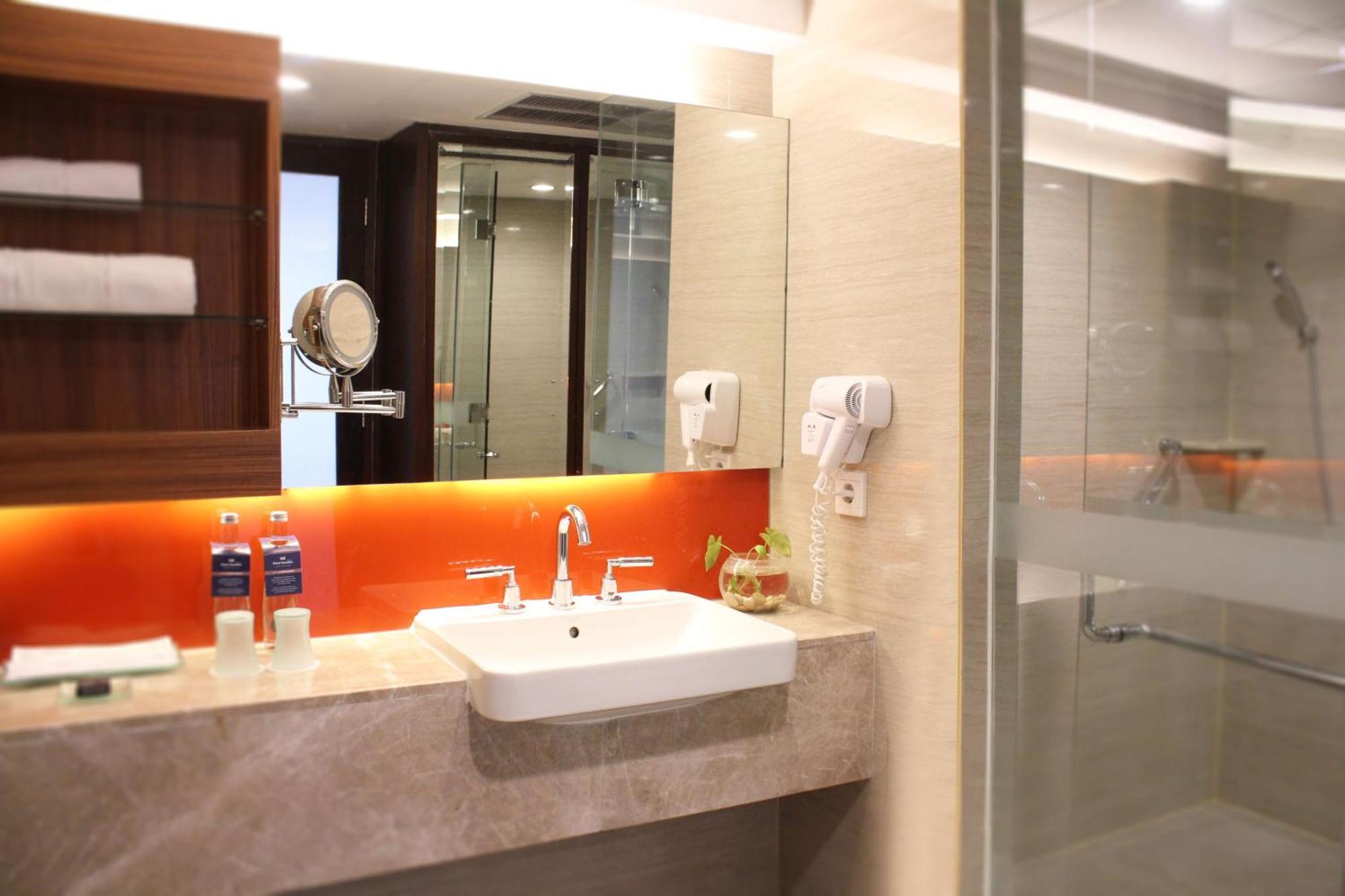 Hotel Santika Premiere Семаранг Экстерьер фото