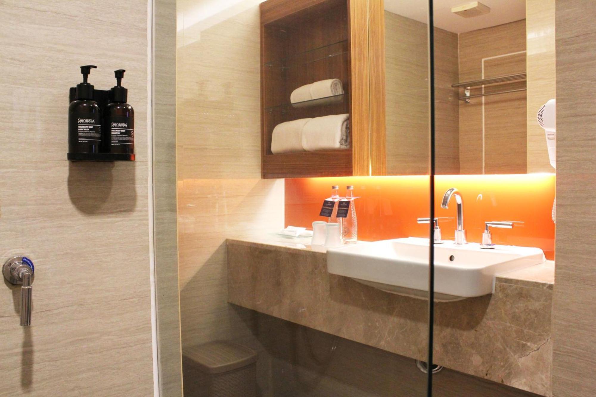 Hotel Santika Premiere Семаранг Экстерьер фото