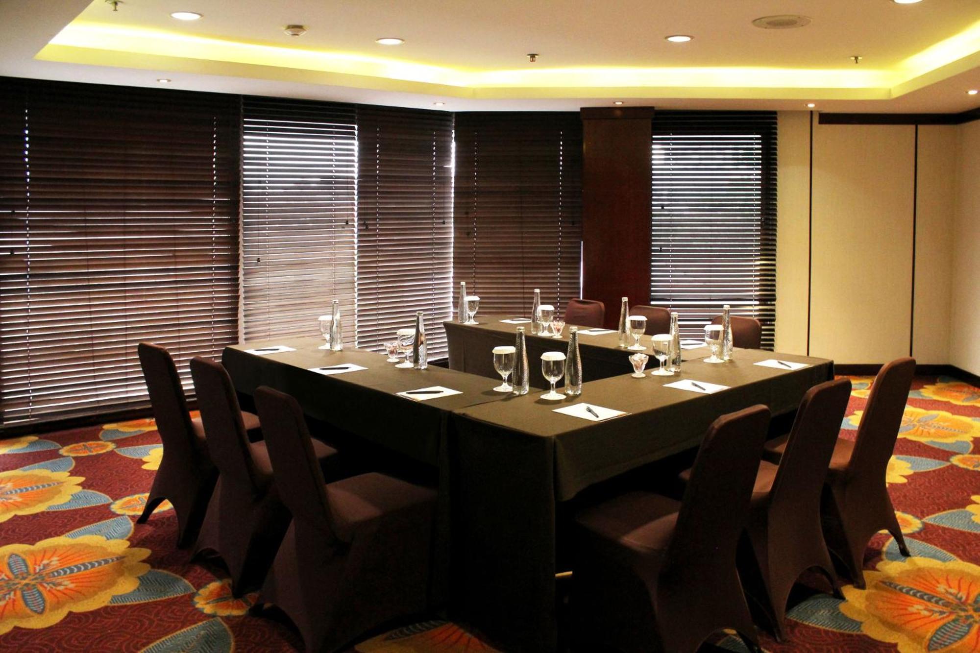 Hotel Santika Premiere Семаранг Экстерьер фото