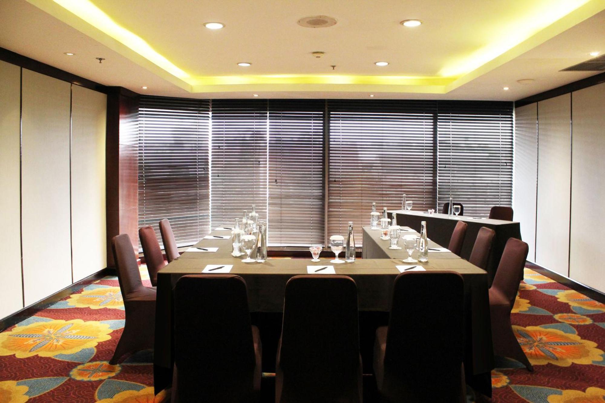 Hotel Santika Premiere Семаранг Экстерьер фото