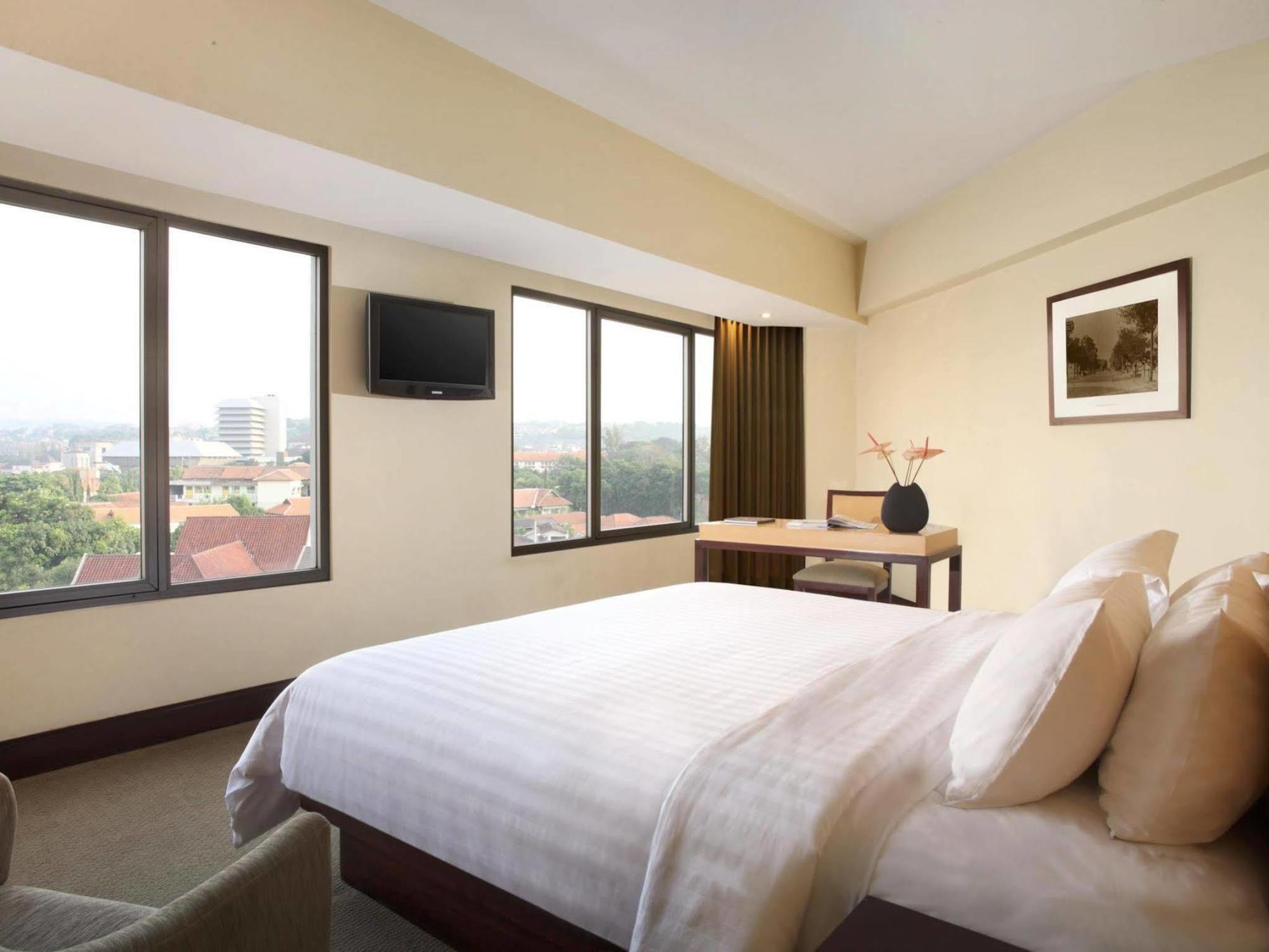 Hotel Santika Premiere Семаранг Экстерьер фото